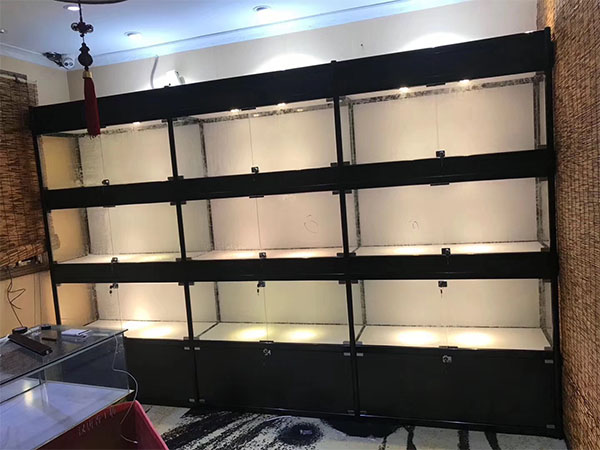 武威展示柜厂家分享展柜货架如何防潮除霉？