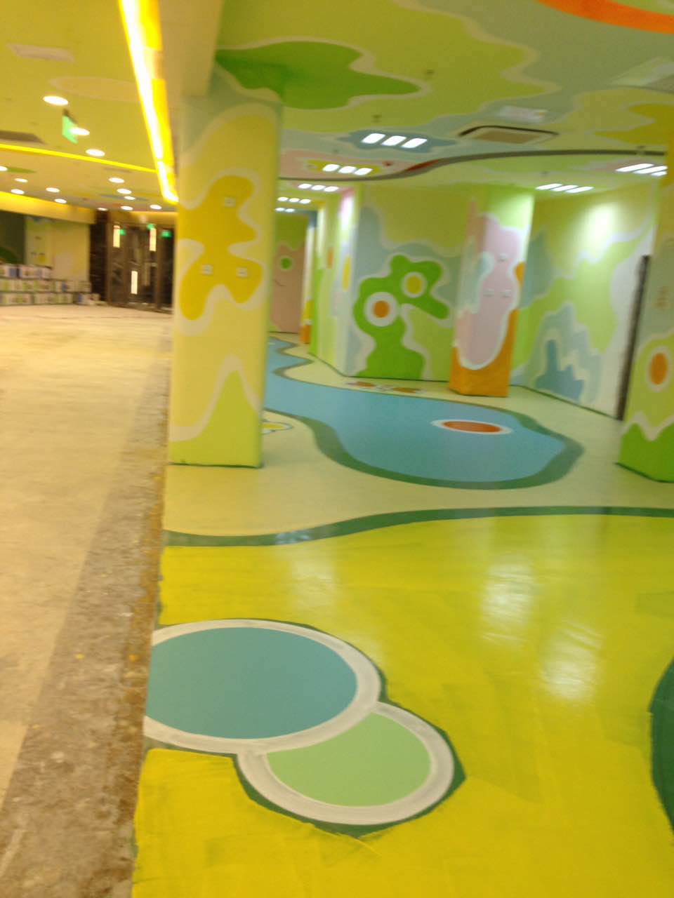 六一儿童节大促销，幼儿园塑胶地板铺设【南京名第体育】儿童乐园前面，地坪专业施工