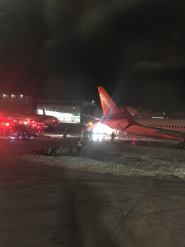 上海方巾品牌报道称加拿大两飞机碰撞