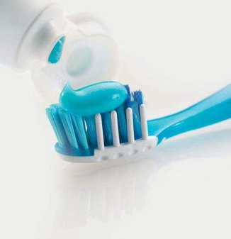 刷牙挤太多牙膏会患上食管癌狭窄吗
