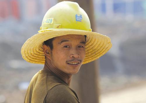 当安全帽不再变得安全，绵阳工人安全谁来负责
