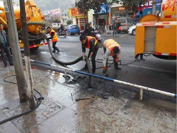 绵阳管道疏通-解决城市道路积水问题，管道疏通机大有作为！