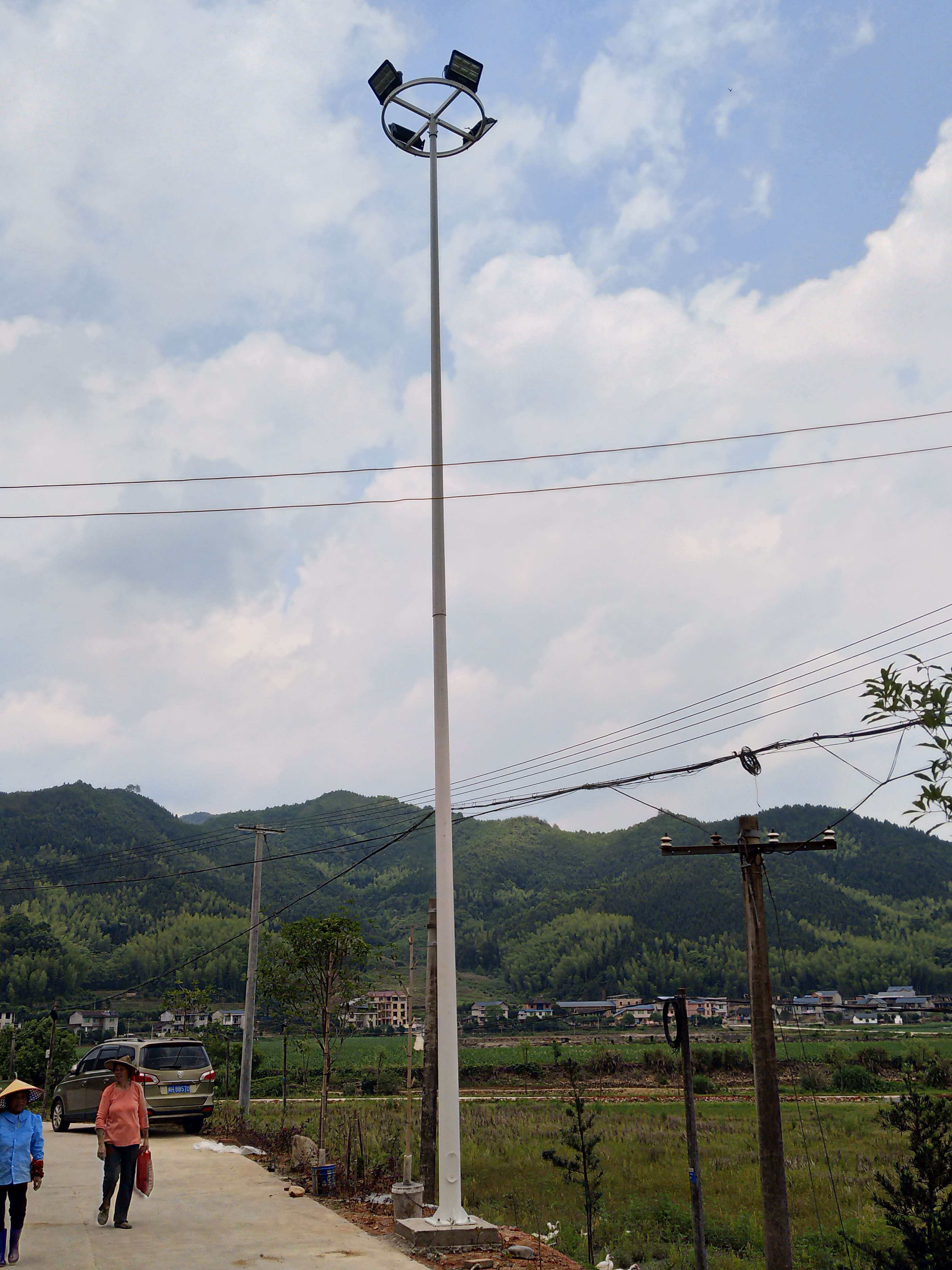 乡村道路路灯由福建三路极光公司施工安装！