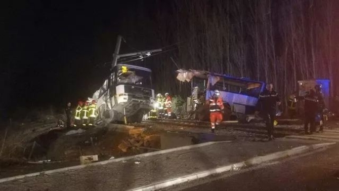 外媒讯：东莞皮革批发厂家报道法国南部校车火车相撞事故原因在调查中