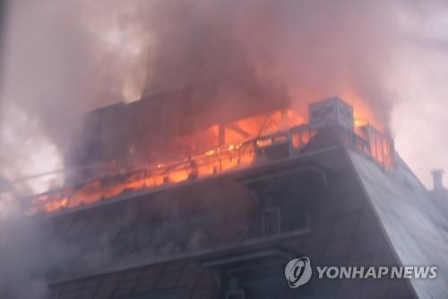 广东皮革厂家直销公司报道：韩国8层建筑起火
