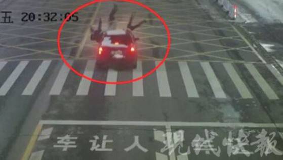惠州PU皮革厂家报道称开车擦窗撞飞3人