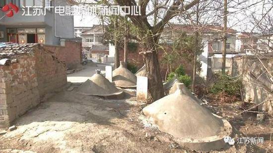 九江市図囵防水皮革报道称19座坟包围一家令人毛骨悚然
