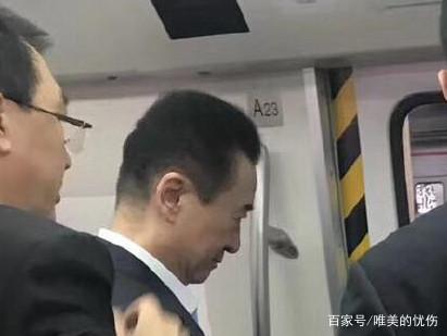 衡阳市牛剖层皮革供应商发现王健林乘坐地铁出行