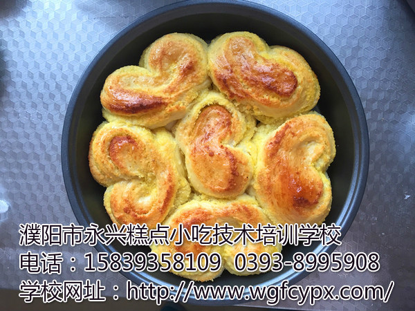 濮阳永兴糕点培训学校为您讲述椰蓉桃心面包的制作方法