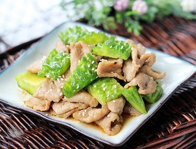 濮阳专业厨师技术职业培训学校与你分享苦瓜炒猪肉的制作方法