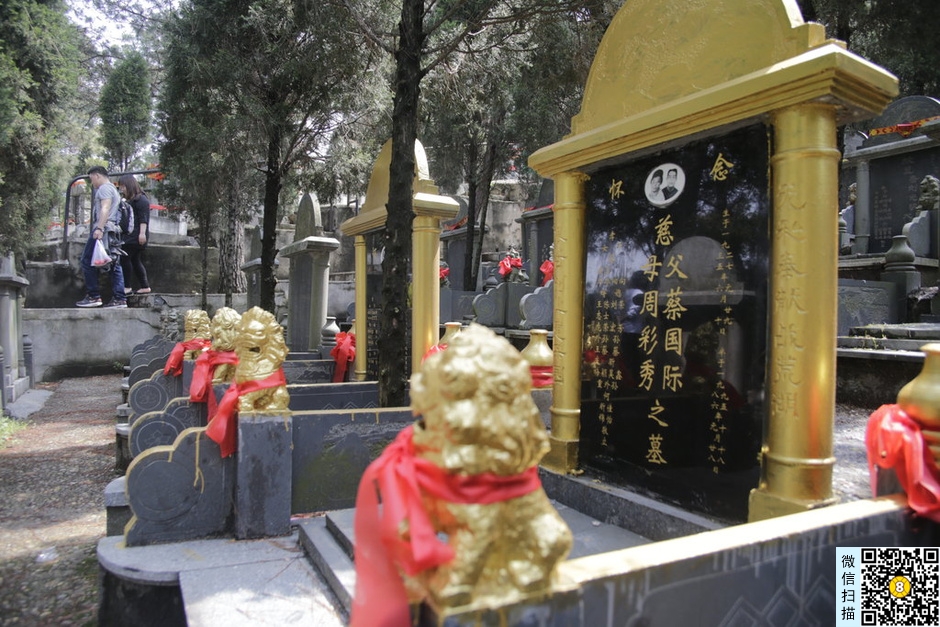 武汉陵园墓碑上的黑红两色及补漆补字的讲究