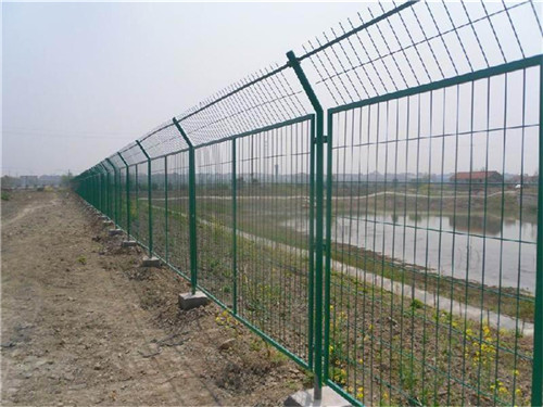 河北仁孚丝网制品有限公司告诉您铁路护栏网的优点和如何安装！
