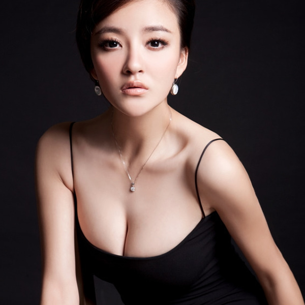 一个靠丰胸搏出位的女星刘雨欣传授你最有效的丰胸方法