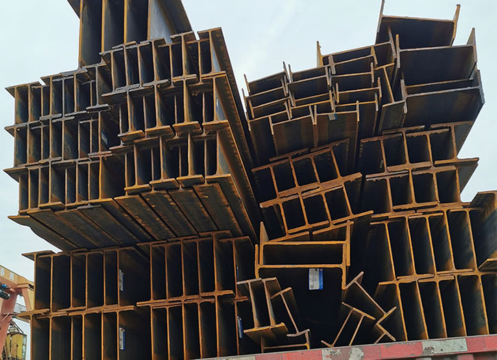 仁寿钢材型材供应商正在为资中罗泉古镇接待大厅运送钢材型材的过程中