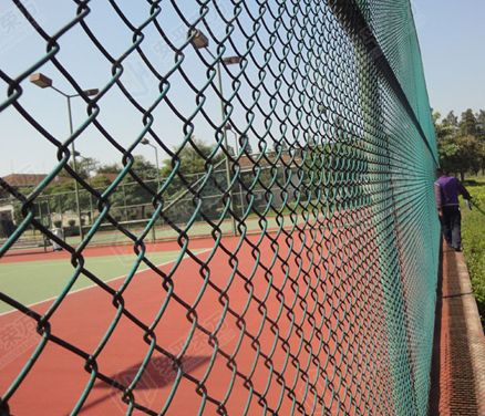 西安网球场护栏网表面处置工艺是挑选喷塑仍是喷漆