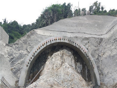 德阳隧道大管棚水平导向跟管钻进法的特点