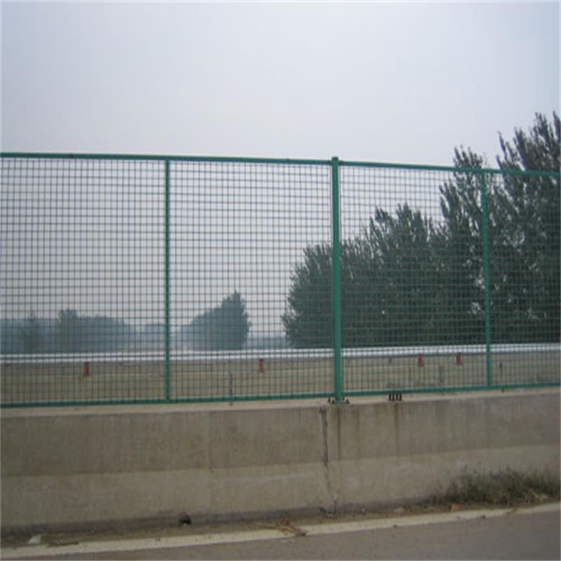 上海市黄浦区荷兰网在公路弯道环境中安装时应注意什么细节？