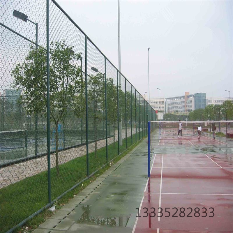 江苏省丹阳市焊接式体育场围栏网和组装式体育场围栏网有什么区别？
