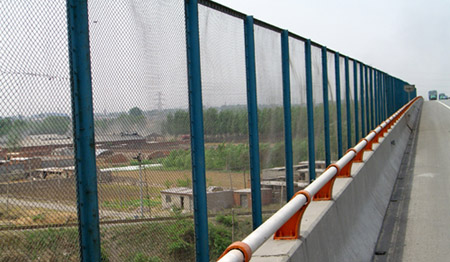 福建省泉州市在生产设计时从哪方面确保桥梁防抛网的质量？
