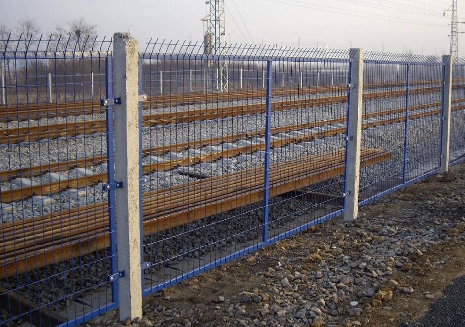 山西省长治市铁路护栏网采用浸塑工艺有什么优势？护栏网厂家程明建材