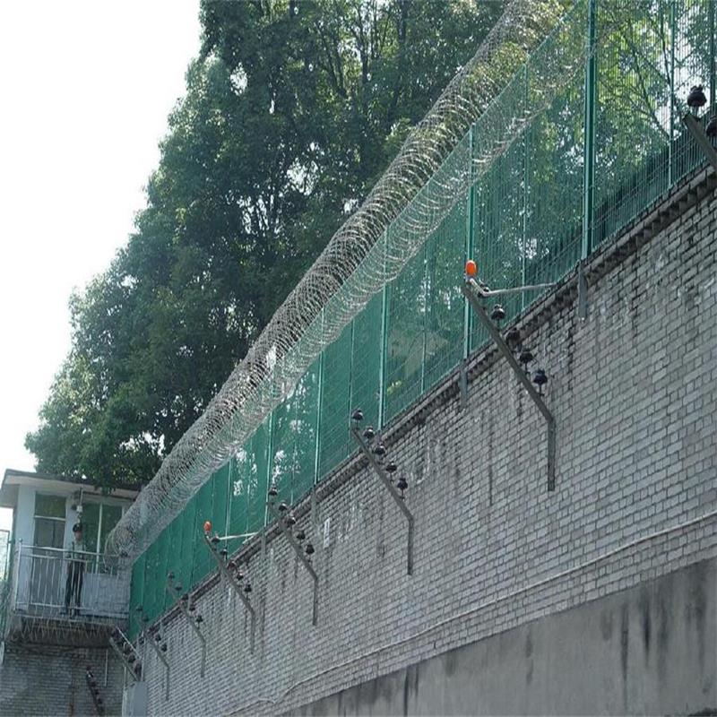 谁知道如何提高江苏省泰兴市监狱护栏网的浸塑质量？护栏网特点 护栏网价格