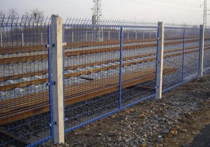 山东省胶州市铁路两侧护栏网是如何加固在一起的呢？护栏网价格 护栏网厂家