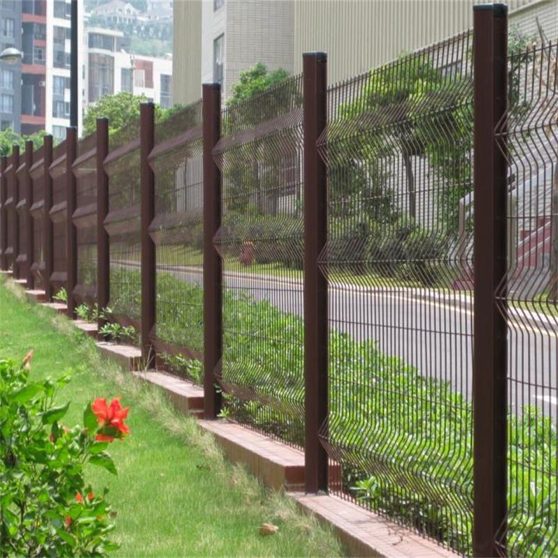 为什么河南省新乡市双边护栏网的价格比以前低了许多？护栏网特点 护栏网厂家