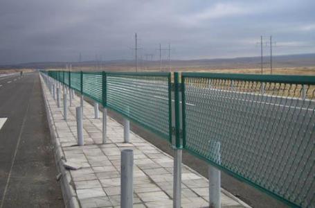 河南省禹州市钢板网护栏网发展需要适应什么？护栏网价格 护栏网厂家供应