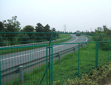 广东省湛江市钢板网护栏网的网面面料以及处理方式是什么？护栏网价格