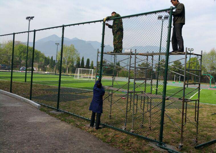 谁知道四川省内江市安装球场护栏网的要求是什么？护栏网厂家 程明建材