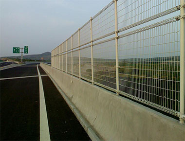 简单介绍北京市海淀区公路护栏网的两种安装方式是什么？护栏网厂家