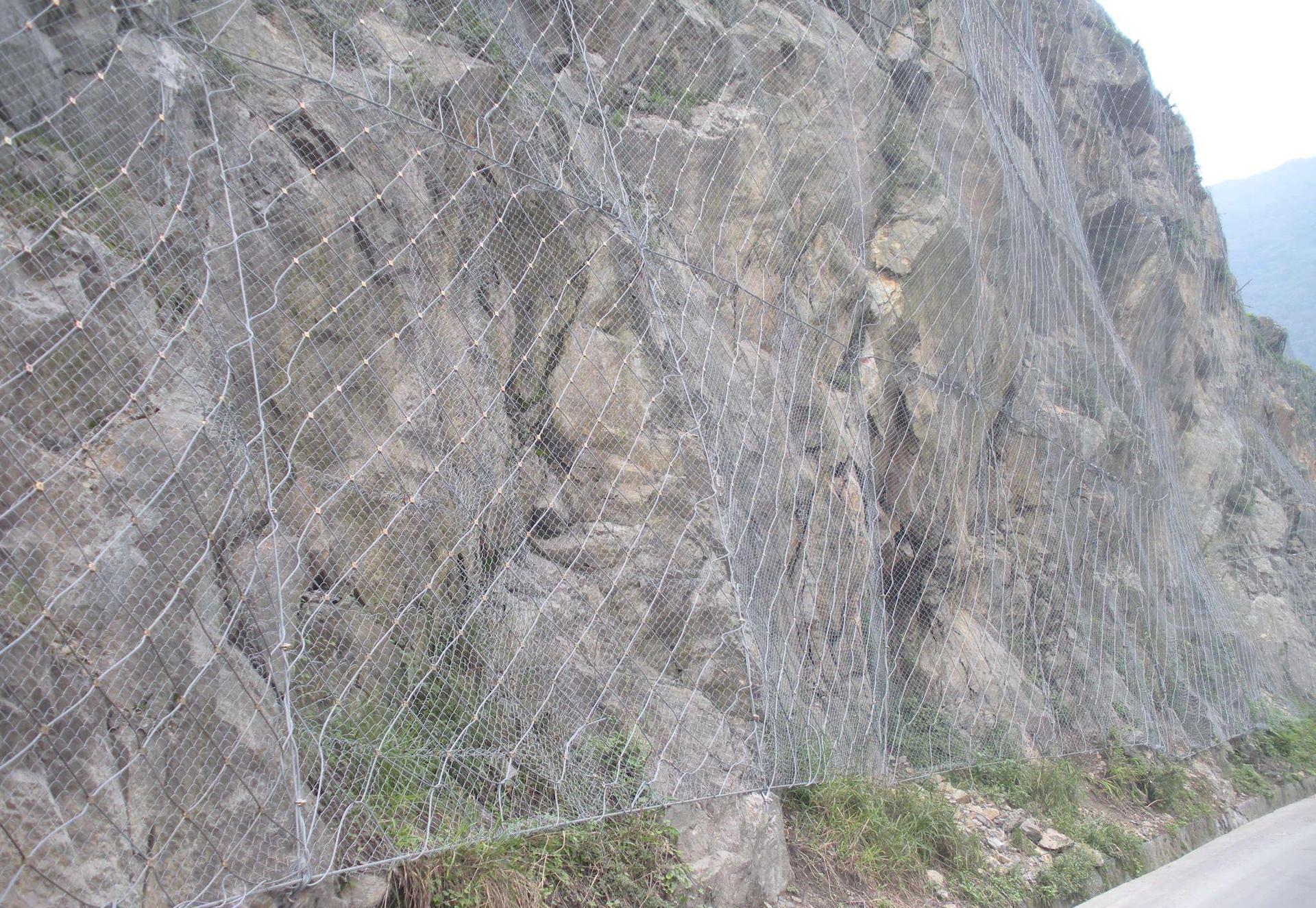 谁知道山西省吕梁市公路两旁安装哪种边坡防护网多一些？防护网供应