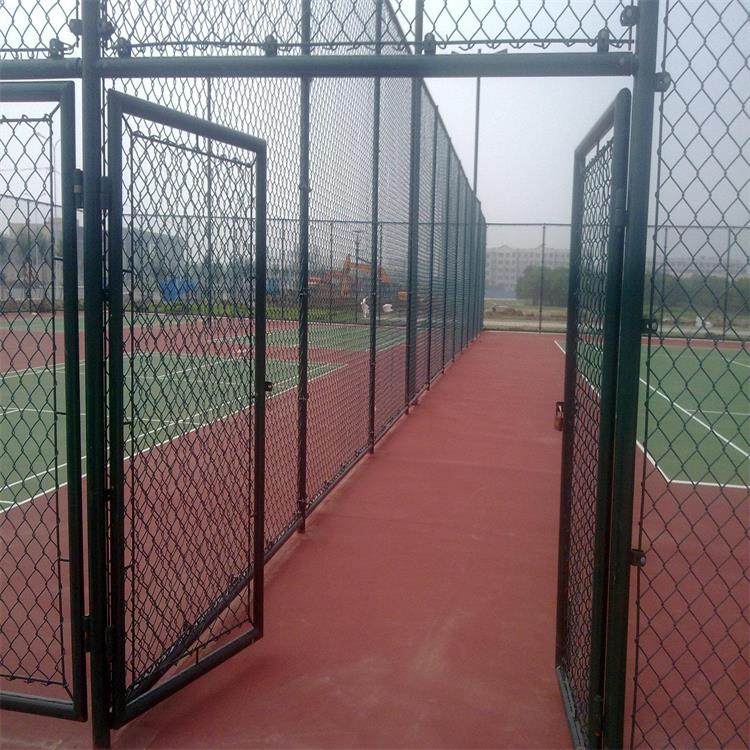 篮球场围网安装前的地面处理--程明建材有限公司生产销售各种防护栏现货供应低价销售
