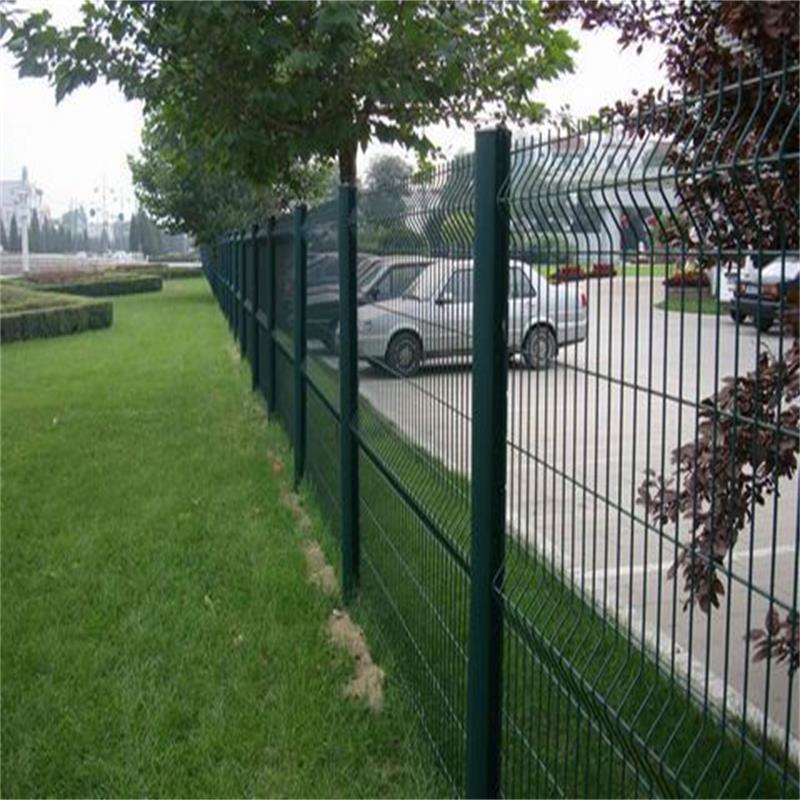小区护栏网的用途和材质的用法--- 主要作为桥梁高速公路护栏网使用,也可用于市政绿地