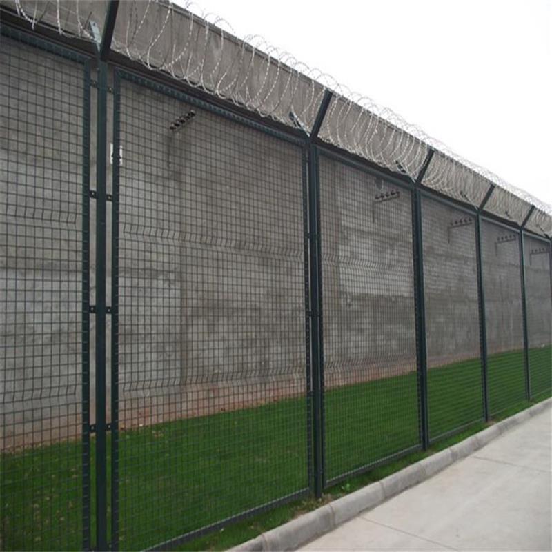 谁知道监狱钢网墙为什么更适合用浸塑处理--山东程明建材厂专业生产监狱隔离网厂家直销