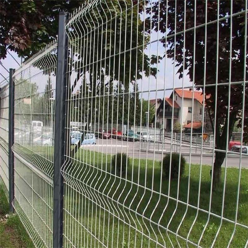 小区用铁丝网围栏有什么优点？---泰安程明建材有限公司大量生产各种丝网、防护栏