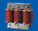富士日立输出电抗器的主要作用是补偿长线分布电容的影响，并能抑制输出谐波电流