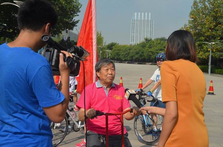 潍坊健身自行车参加全民健身运动引来围观