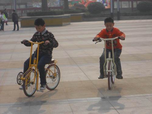 减肥健身自行车在潍坊研制成功，中央电视台《我爱发明》现场采访报道