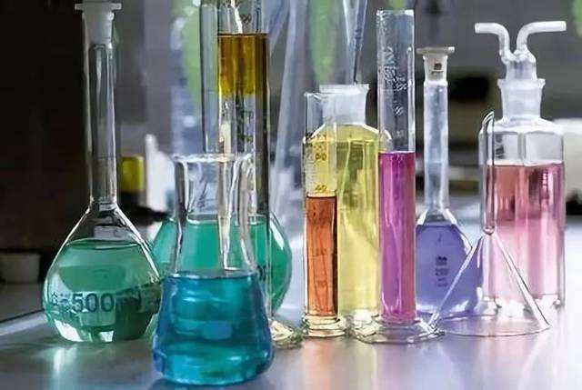 实验室如何安全储存危险化学品 ？