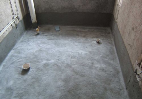 西安专业防水公司对卫生间防水地面运用防水涂料涂抹均匀