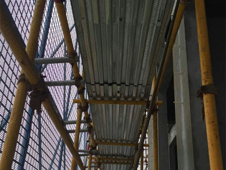 不锈钢管与建筑爬架网焊接的方法