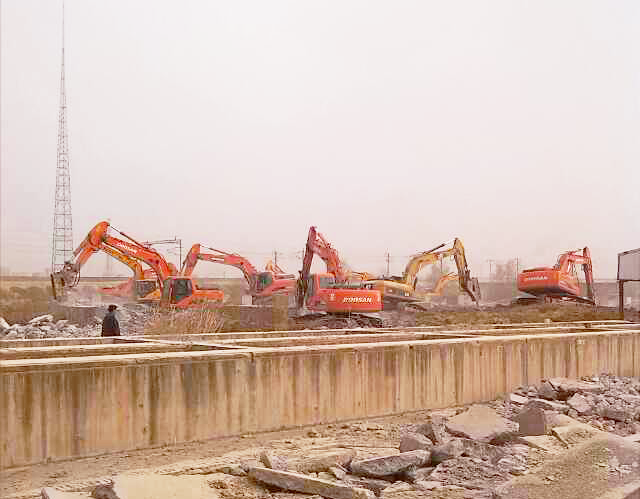 西安道路拆除公司浐灞灞桥两区通力协作拆除拦路虎金桥一路断头路进场施工