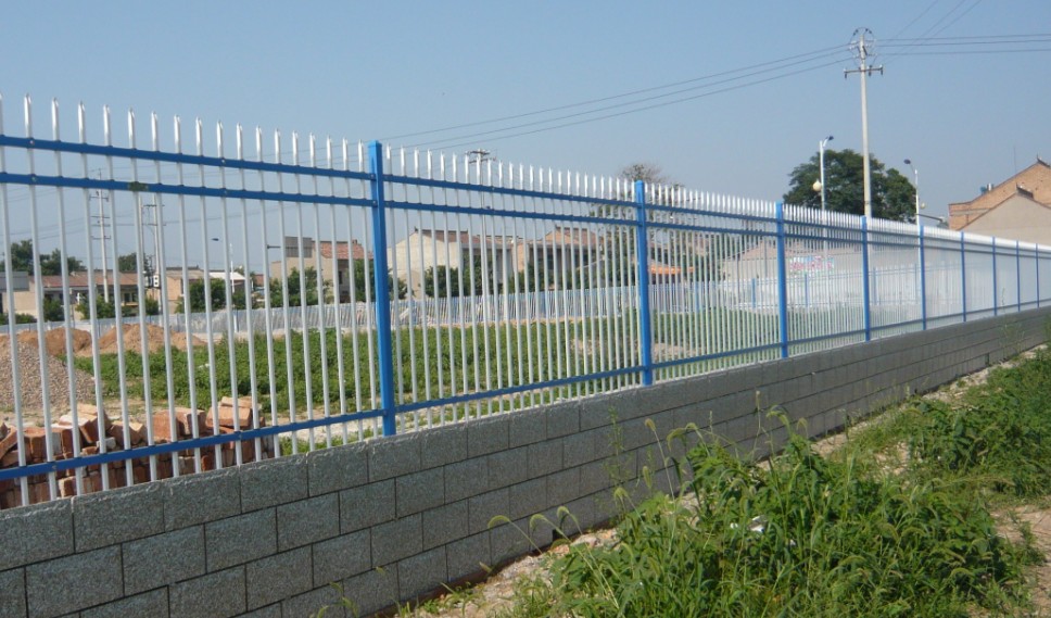 新型围栏生产厂家帮您分析围墙到底该用什么材料