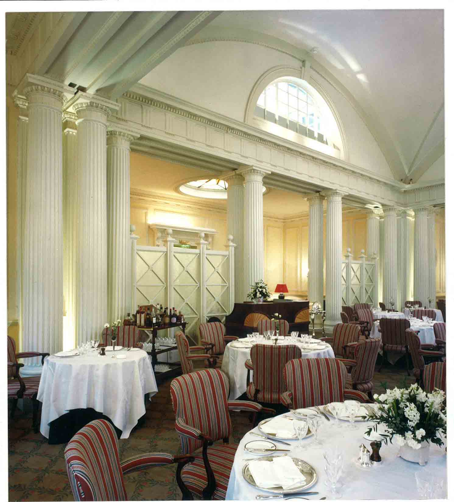 西安GRG餐厅装修设计给您一个优雅舒适的就餐环境