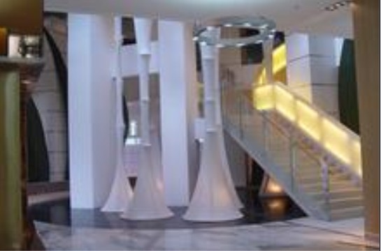 西安GRG办公室装修为复式结构的办公室设计一个独特的楼梯风景