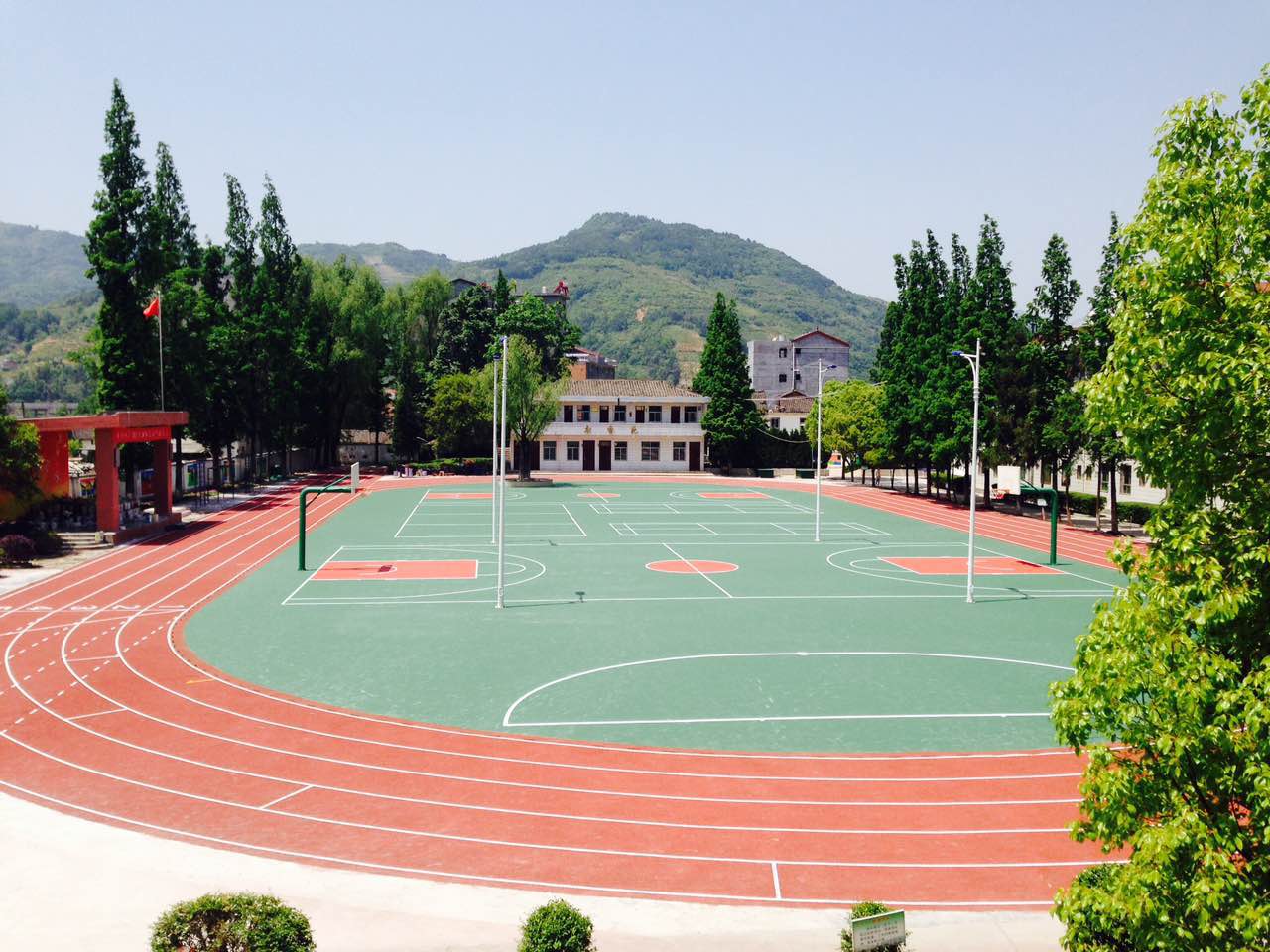 [正德体育]西安篮球场施工-塑胶跑道-人造草坪足球场