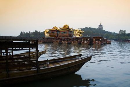 周边旅游线路早​晨指定时间地点出发赴杭州西湖游船苏白两堤