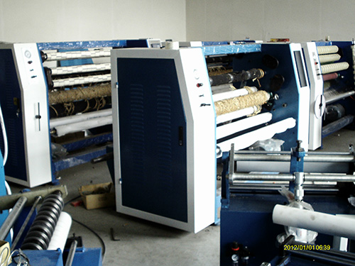 胶带分切机厂家的胶带机采用电以及煤和气三烘一体式生产工序一机完成