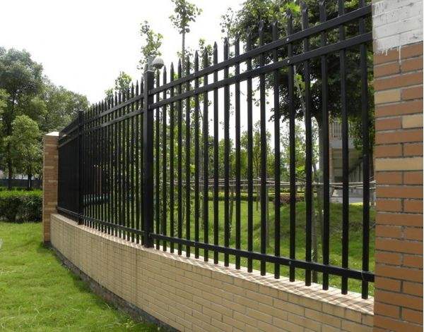 铁艺围墙护栏是一种防护作用的综合型产品